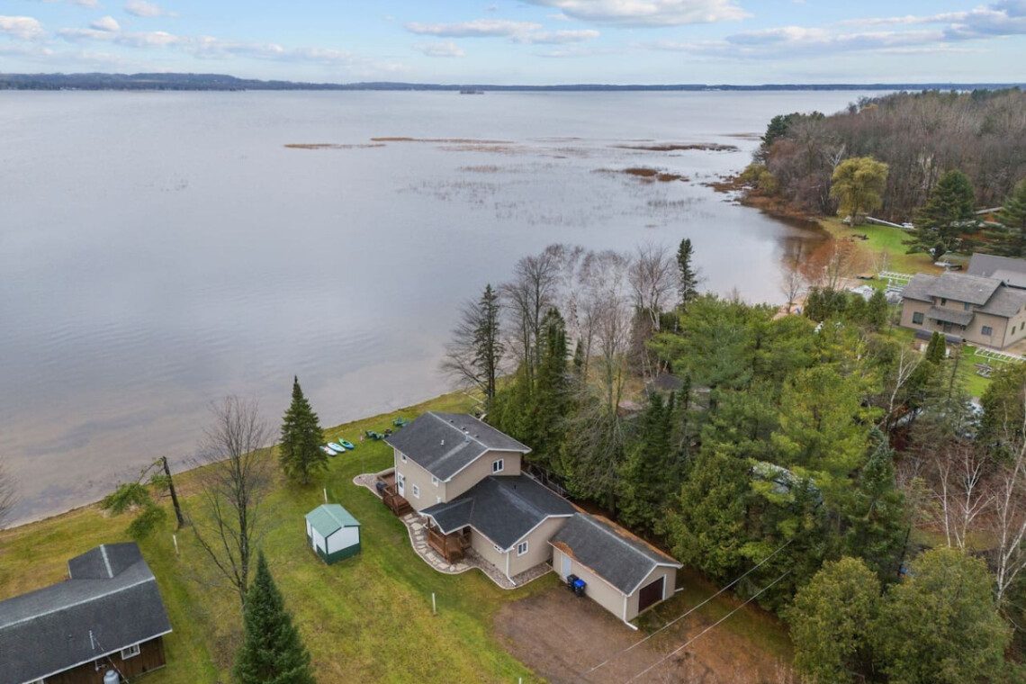 Sleeps 13! Lake Front and WaterToys!